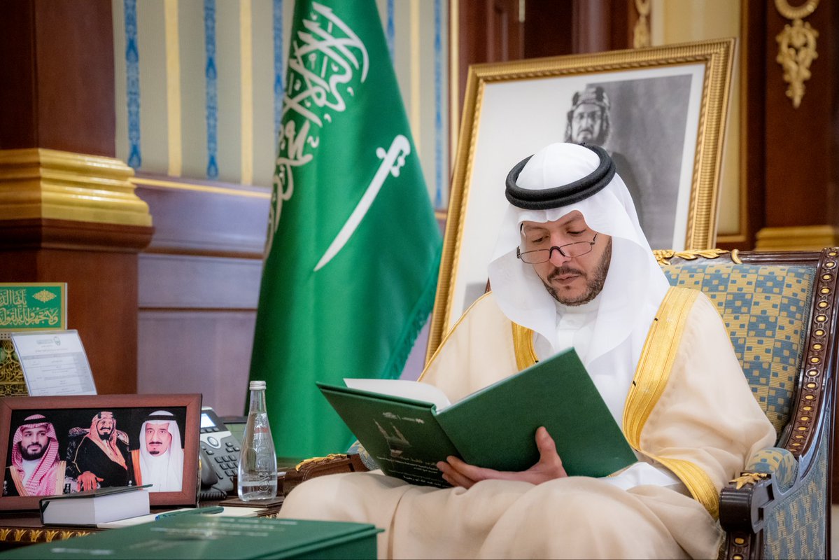 imarat_almadina's tweet photo. سمو نائب أمير منطقة #المدينة_المنورة #سعود_بن_نهار يستقبل مدير عام فرع وزارة الموارد البشرية والتنمية الاجتماعية بالمنطقة، المهندس عبدالله الصاعدي، ويطّلع على تقرير مبادرات الفرع خلال موسم حج 1447هـ، وجهوده في دعم العمل التطوعي، وتمكين القطاع غير الربحي، وتنفيذ المبادرات الاجتماعية لخدمة ضيوف الرحمن.