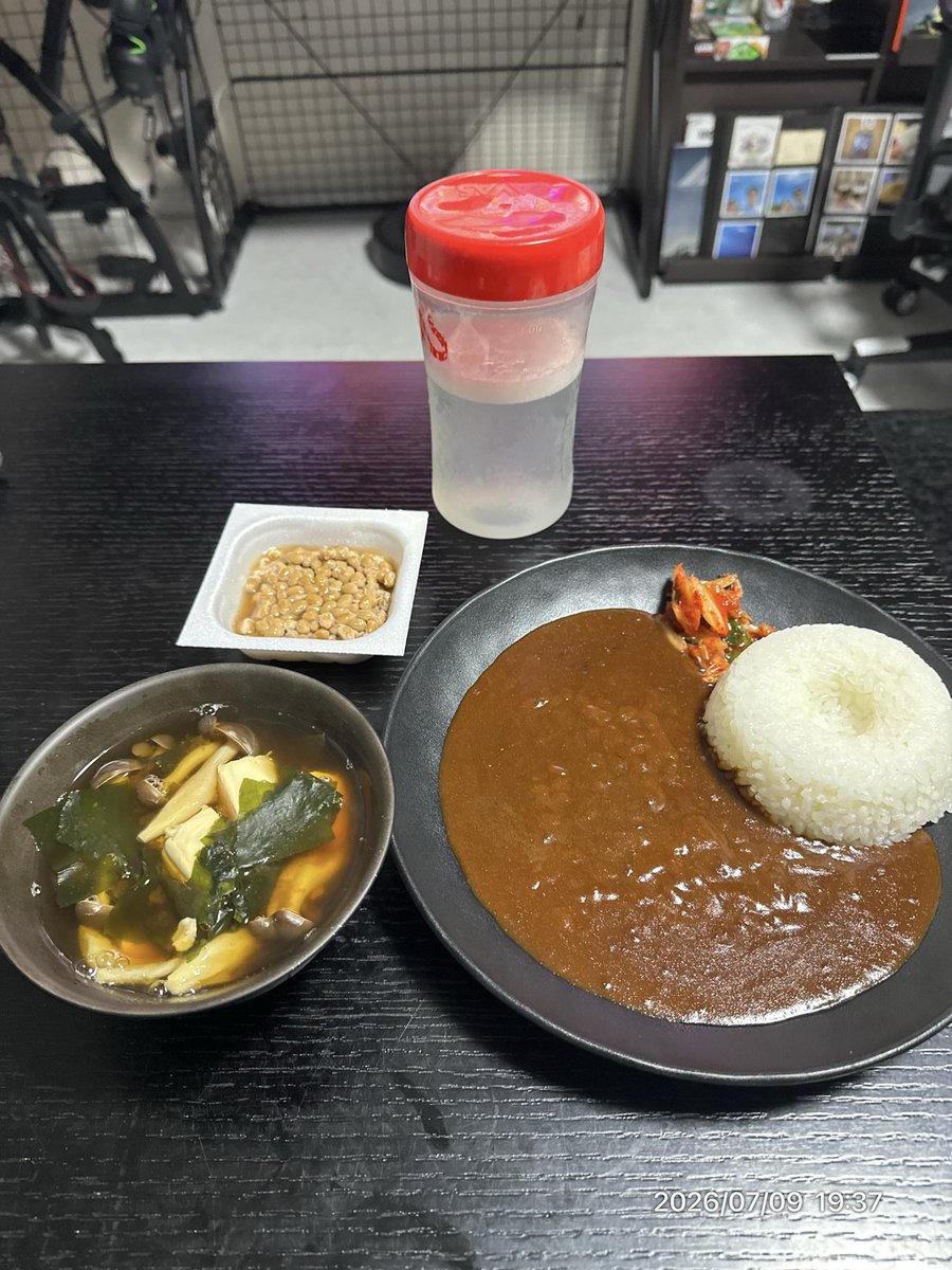 Y_record_0819's tweet photo. こんばんは！ 🌙
今日2026/07/09の夕食
おかずがない時のカレーと納豆なり

カレーライス
納豆
きのこ・豆腐・わかめの味噌汁
キムチ
マイプロテイン シェイク

📊栄養成分（1食あたり目安） ✅ たんぱく質：約45-50g ✅ 糖質：約80-90g ✅ 塩分：約5.0-6.0g ✅ カロリー：約850-950kcal ✅ 脂質：約25-30g ✅ 食物繊維：約9-11g

納豆と味噌汁で発酵食品もしっかり！
カレーで満足の一食です🍛

#ブルバ100 
#筋トレ飯 
#高タンパク 
#夕食記録 
#プロテイン生活