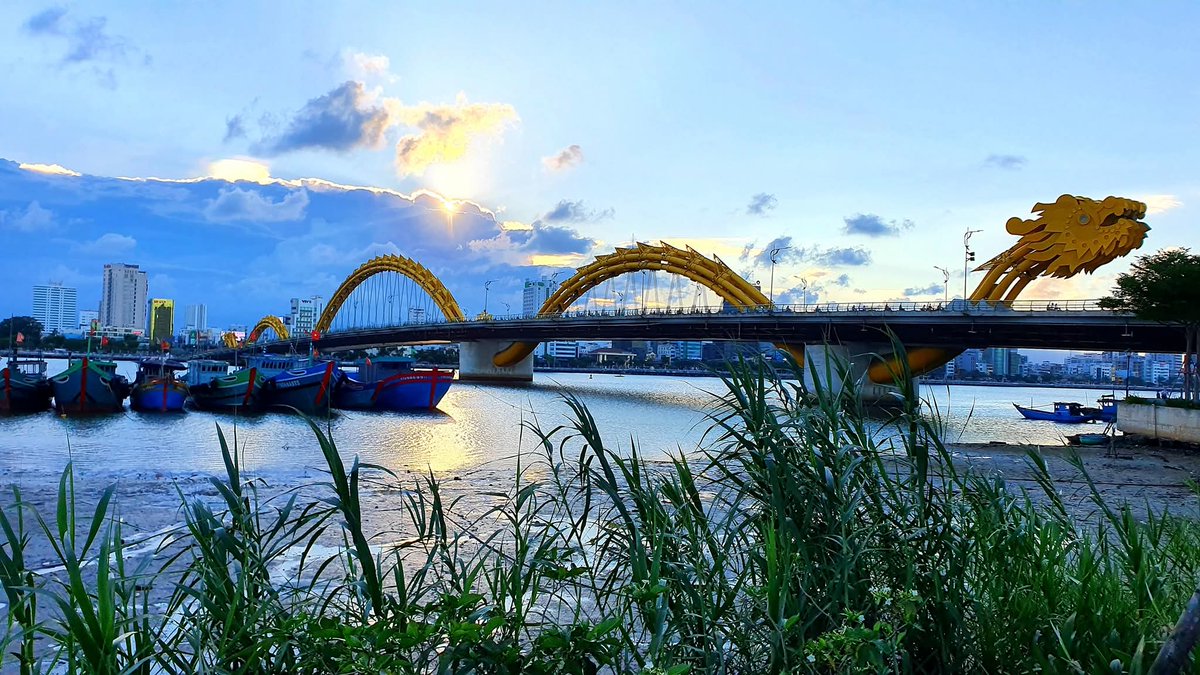 Ubjnodn951's tweet photo. 🌇
Tan làm.
Không vội về nhà.
Ghé lại một góc quen, ngắm hoàng hôn, hít một hơi thật sâu.
Cuộc sống có lúc rất vội.
Nhưng cũng đừng quên dành cho mình vài phút để chậm lại.
Bình yên đôi khi chỉ đơn giản là thế. 🌉✨
#DaNang #SongHan #AfterWork #Life #Peace #KeepBuilding #Chill #CoffeeTime