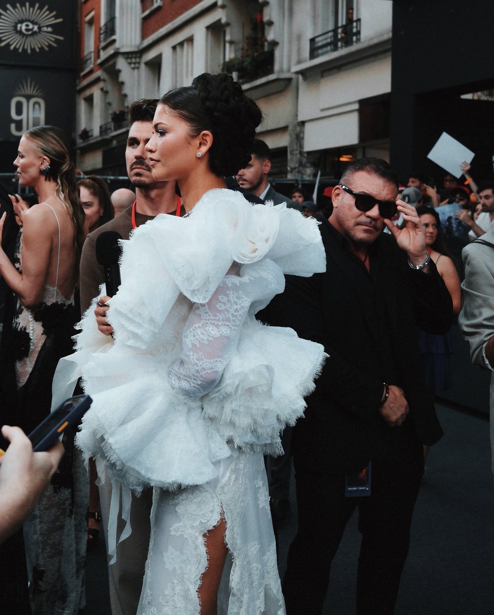archivedaya's tweet photo. zendaya photographed by jérémy authier at ‘the odyssey’ premiere in paris ! https://t.co/l7DYI46tk5