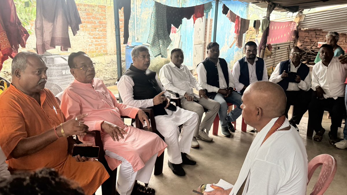 AdityaPdSahu's tweet photo. भाजपा अनगड़ा मंडल के वरिष्ठ नेता श्री नागेश्वर महतो जी के सुपुत्र श्री तपेश्वर महतो जी के असामयिक निधन का समाचार अत्यंत दुःखद है।

आज रांची जिला अंतर्गत अनगड़ा प्रखंड के ग्राम नवागढ़ सोसो स्थित उनके आवास पहुँचकर शोकाकुल परिजनों से मिलकर अपनी गहरी संवेदनाएँ व्यक्त कीं।

ईश्वर से प्रार्थना है कि दिवंगत पुण्यात्मा को अपने श्रीचरणों में स्थान प्रदान करें तथा शोक-संतप्त परिवार को इस अपार दुःख को सहन करने की शक्ति एवं संबल प्रदान करें।

इस दौरान पूर्व सांसद श्री रामटहल चौधरी जी, भाजपा नेता श्री जेलेंद्र सिंह जी, श्री अमरनाथ चौधरी जी, श्री मानकी राजेंद्र साही जी, भाजपा जिला महामंत्री श्री मनोज चौधरी जी, श्री रणधीर चौधरी जी, मंडल अध्यक्ष श्री सुनील महतो जी भी मौजूद रहे।

ॐ शान्तिः🙏