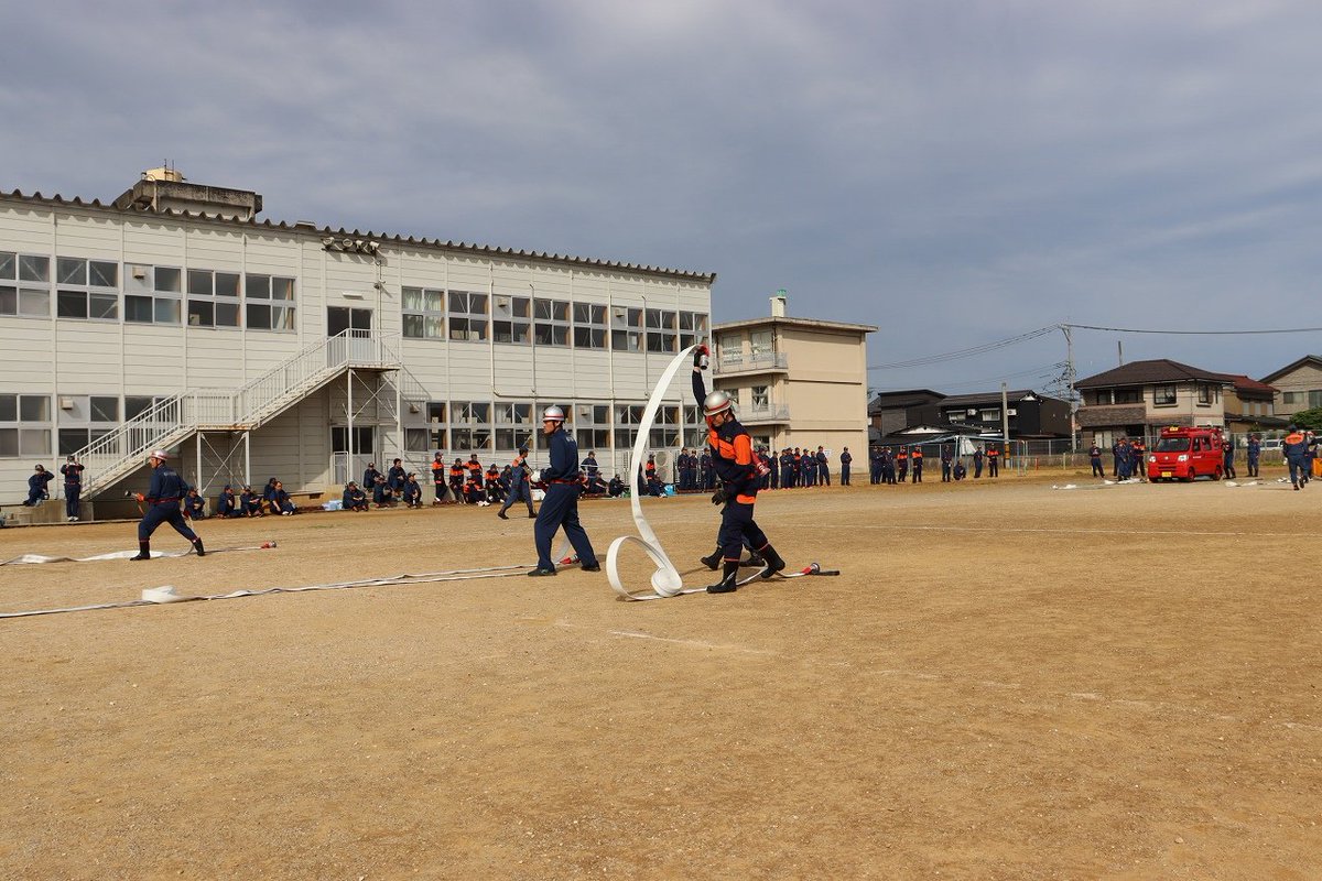 fukui_shobo's tweet photo. 災害対応力の強化へ❗中地区消防団が一同に集まり、教養・訓練を実施しました🫡
地域防災の要として、日々訓練に取り組んでいます👊✨

福井市消防団では新しい仲間を募集しています🚒
｢誰かの力になりたい｣｢地元に貢献したい｣
そんな想いがあれば大歓迎✨
簡易申請受付　https://t.co/CwmexlwTJe https://t.co/fVsDPUVrPY