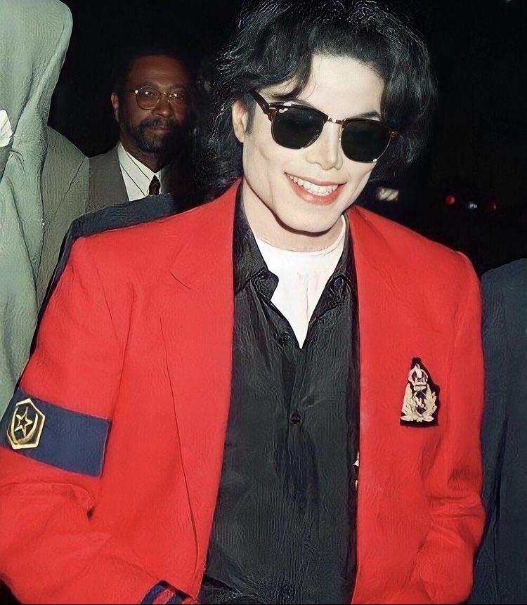 neverlandmuses's tweet photo. 1995 Michael got me in a chokehold https://t.co/oqxC2JwNSr