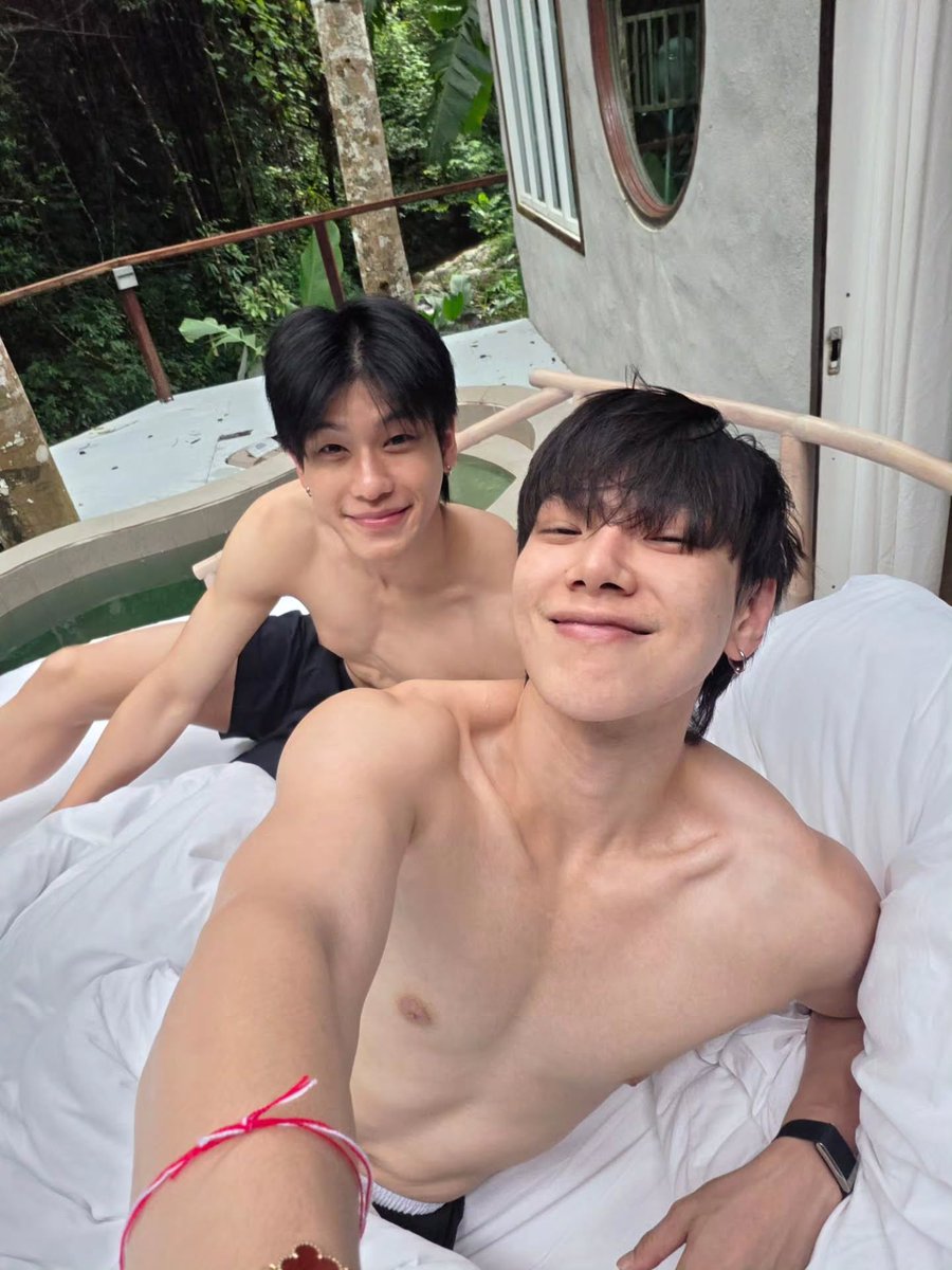 Jeju_nyeon's tweet photo. เกย์ เกย์ เกย์มากกก รูปตอนตื่นนอนบนเตียง กุจะบ้า ตออรแม่งโคตรจะเริ่ด ยอมแล้วพี่

#ต้าห์อู๋ออฟโรด #DaouOffroad https://t.co/I6HTkhLjL0