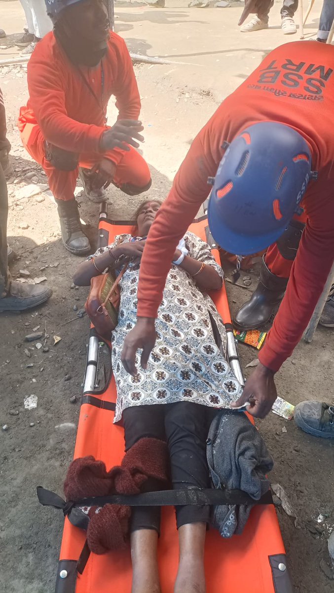 SSBSHQSRINAGAR's tweet photo. #SSB MRT, in coordination with #JKP MRT, promptly rescued Adepu Rajeshwari Bhikshapati (58) after she developed severe breathlessness at #BarariMarg. Following immediate oxygen therapy, she was safely evacuated to #Railpathri.
Guardians in the Heights. Lifesavers on the Trail. https://t.co/KvmxmXtYPR