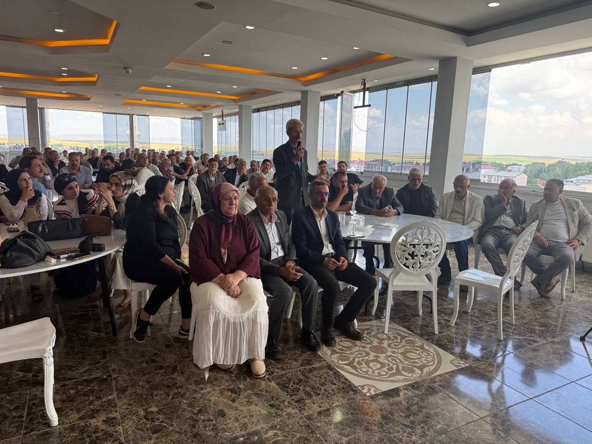 cigdemkilicgun's tweet photo. Ma roja dideyin a têleweameyîsanê sarî yê Mûşî de Kop der îme; heqa prosesê newî de gos na pêşnîyaz û waştisanê muxtaran ser. 

Polîtîkaya înkar û asîmîlasyonî ya ke estî, tarîx û kulturê ju sarî vîrê komelkî ra pak kerdene hedef gena, êdî nêna ramitene. Ma reyna anîme zon; çareserîye ebe xeletîyanê gûnê verênî têrîameyîs û îradeyê cuya hempare musnayîs o. 

*** 

Mûş'taki halk buluşmalarımızın ikinci gününde Kop'tayız; muhtarların yeni sürece ilişkin öneri ve taleplerini dinledik. 

Bir halkın varlığını, tarihini ve kültürünü kolektif hafızadan silme hedefinde olan yüzyıllık inkâr ve asimilasyon politikası sürdürülemez hale gelmiştir. Bir kez daha altını çiziyoruz; çözüm, geçmişin hatalarıyla yüzleşmek ve ortak yaşam iradesi göstermektir.