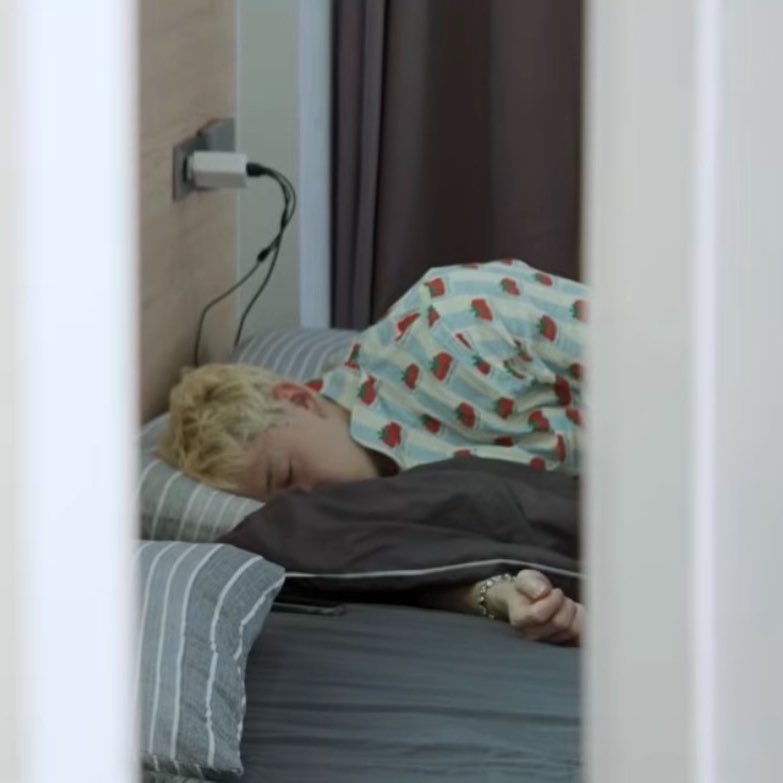 wlfiechans's tweet photo. HE REALLY DOES POUT IN HIS SLEEP😭😭😭😭😭😭💔💔💔💔🤏🤏🤏🤏 https://t.co/gImTvnwB5H