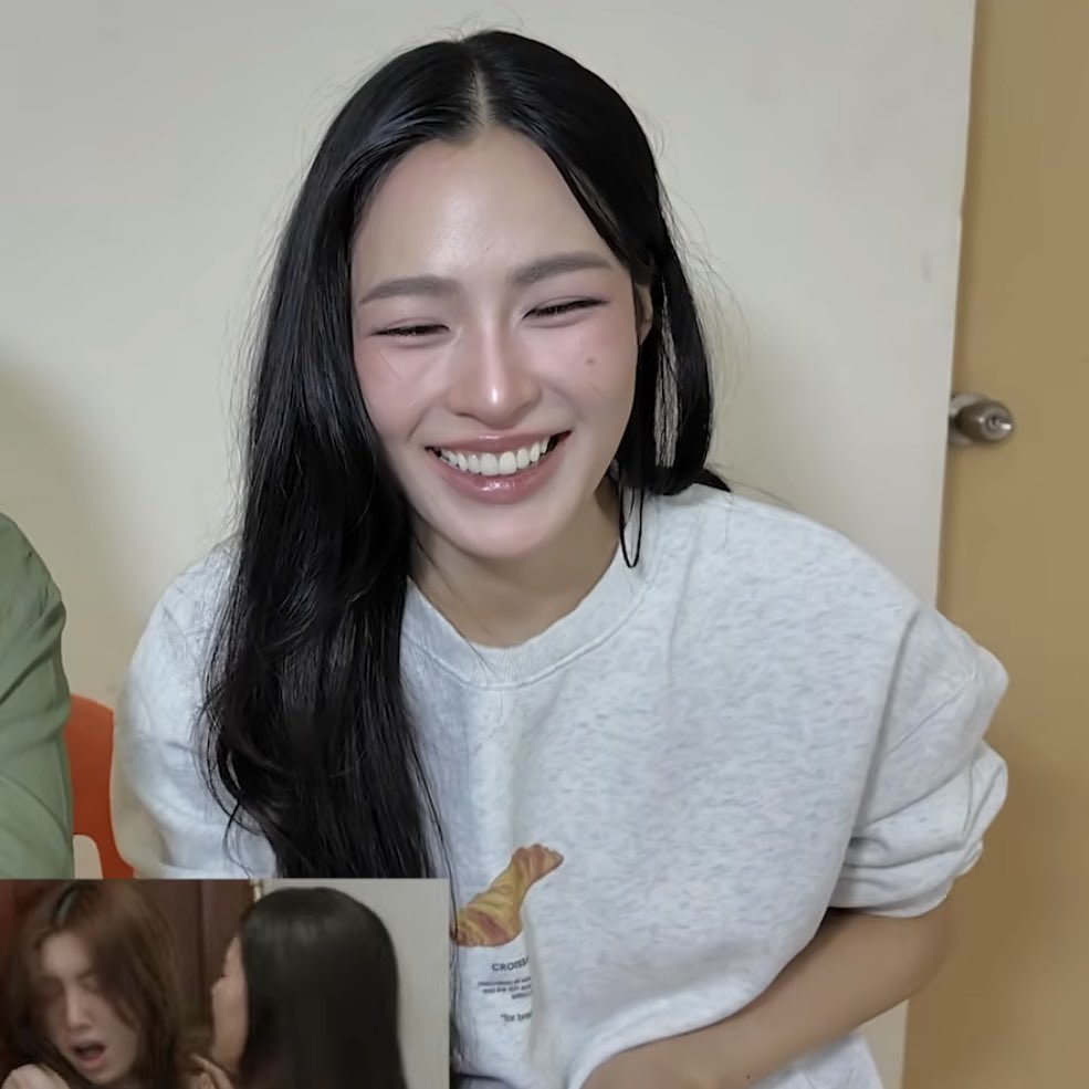 earnira_'s tweet photo. ling’s face every time she’s watching herself flirting with orm and kissing orm on the screen 😁 https://t.co/vT6o2UEtpp