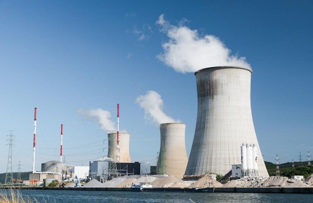 ratiofigures's tweet photo. 🇫🇷 La France ne "sort" pas du nucléaire. Elle prépare la plus grande relance nucléaire de son histoire.

⚡ 6 EPR2 sont déjà confirmés, avec une option pour 8 supplémentaires, soit jusqu'à 14 nouveaux réacteurs capables d'ajouter plus de 23 GW de capacité électrique.

🧪 La France développe également les SMR (Nuward), les réacteurs modulaires de nouvelle génération, ainsi que plusieurs technologies innovantes soutenues par France 2030.

💶 Des dizaines de milliards d'euros sont investis pour reconstruire la filière, former des milliers d'ingénieurs et renforcer notre souveraineté énergétique.

Avec EDF, Framatome, Orano et le CEA, la France reste l'un des très rares pays au monde à maîtriser toute la chaîne du nucléaire, de la conception des réacteurs jusqu'au retraitement du combustible.

Les États-Unis accélèrent, et c'est une excellente nouvelle pour le nucléaire mondial. Mais affirmer que la France abandonne cette filière est tout simplement faux.

La France construit aujourd'hui les bases de son indépendance énergétique pour les 80 prochaines années. 🇫🇷⚛️

#Nucléaire #France #EDF #EPR2 #SMR #Souveraineté #Énergie #Industrie #France2030 #Ratio