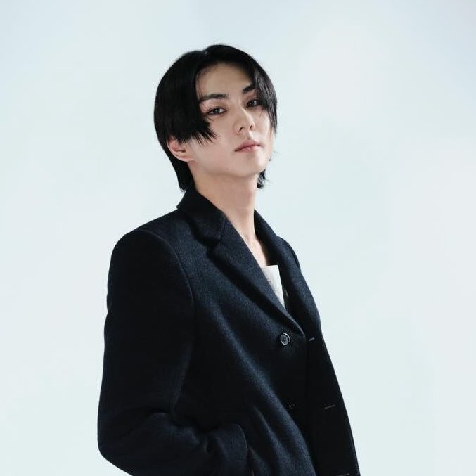 npomvtt's tweet photo. Jungwon abordou diretamente comentários sobre a formação atual do ENHYPEN, com seis integrantes, em uma live:

“Pessoal, há algo que eu realmente sinto que preciso dizer, e honestamente, essa é a razão pela qual eu comecei essa live. Eu não acho que isso é algo que possamos simplesmente ignorar e seguir em frente, especialmente agora que as traduções do Weverse estão disponíveis.
Eu sei que há muitas pessoas que realmente amaram nosso passado, e eu entendo isso. Há muitas pessoas que ainda amam como nós éramos antes. Mas também parece haver muitas pessoas que continuam a negar o ENHYPEN atual ou se recusam a aceitar quem somos agora.
Como não tínhamos abordado isso claramente antes, algumas pessoas têm dito que nunca demos uma declaração adequada, e elas continuaram trazendo à tona o número de membros.
Claro, eu entendo os sentimentos daqueles que amaram o ENHYPEN antes. Mas agora… o ENHYPEN tem SEIS MEMBROS, pessoal. O ENHYPEN tem seis membros.

Eu entendo por que algumas pessoas ainda fazem coisas como certos gritos de fãs em shows porque não tínhamos dito nada claramente até agora. Eu entendo isso. Mas realmente não é legal ver ENGENEs brigando entre si por causa disso.
Para ser completamente honesto, isso também atrapalha nossas apresentações. Realmente atrapalha.
Agora que eu disse isso claramente hoje, acho que qualquer um que realmente goste do ENHYPEN e nos apoie saberá como deve agir daqui para frente.
Vou ser muito claro porque não quero mais falar de forma vaga. Quando as pessoas continuam dizendo coisas como “o ENHYPEN tem sete”, tudo o que isso faz é causar brigas dentro do nosso fandom.

Ninguém quer que os ENGENEs briguem uns com os outros. A empresa não quer isso. Os ENGENEs não querem isso. E, o mais importante, nós seis não queremos isso.
Então, de agora em diante, eu pessoalmente não considerarei pessoas que continuem a causar esse tipo de conflito como fãs.
Honestamente, essa é exatamente a razão pela qual eu comecei essa live.
Eu vim aqui representando os membros. Eu conversei com eles, e estou falando em nome de todos nós. Os outros cinco membros sentem o mesmo.
Então, eu sinceramente espero que isso pare.

Como eu disse antes, honestamente é muito distrativo durante os shows. As pessoas gastam muito dinheiro e tempo para vir nos ver. Os shows são caros, e isso é injusto para esses fãs também.
Então… eu realmente espero que todos parem de fazer isso.
Agora que as traduções estão disponíveis, acho que todo mundo entende o que eu estou dizendo.

E só para esclarecer, eu não estou dizendo que nossos shows no Brasil e no Peru foram ruins. Eles foram incríveis. Foram apresentações realmente ótimas.
Eu também estou ansioso pelo nosso show futuro no México.

Eu deixei nossa posição muito clara. Estou dizendo isso como representante do ENHYPEN. Os outros membros sentem o mesmo.

Por favor, parem, e espero que todos tirem um tempo para pensar nisso seriamente.

No final das contas, somos pessoas que trabalham e se apresentam para os ENGENEs, e honestamente… ver tudo isso não foi agradável para nós.”