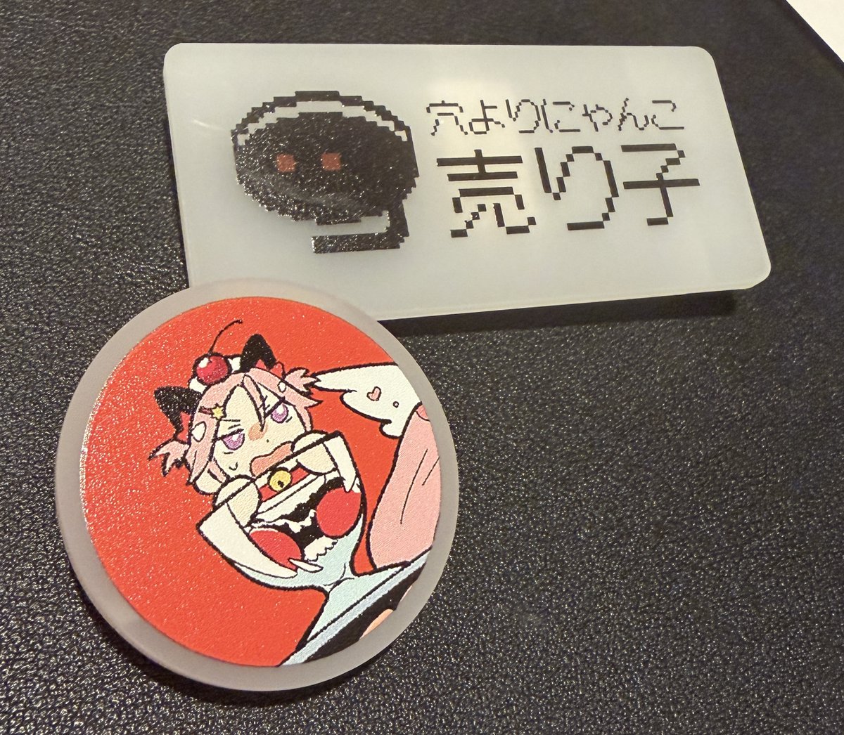 yorudanena's tweet photo. 同人誌即売会の時は自分のアイコン印刷したアクリル板をバッジにしてつけてて、売り子さんには「サークル名＋売り子」って買いてあるやつつけてもらってる　おすすめです https://t.co/KOmqLhcqyQ
