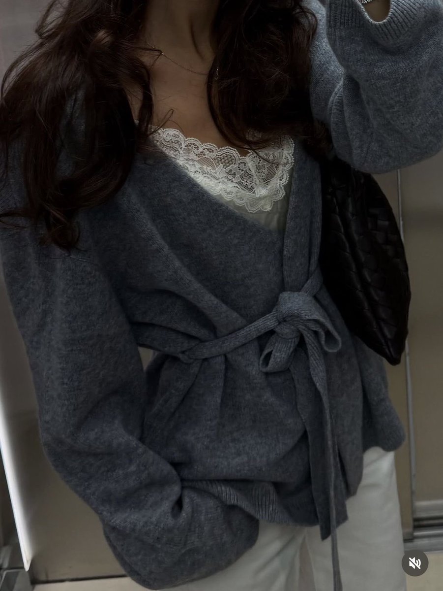 h0neyndmilk's tweet photo. i better be enveloped in oversized sweaters this whole autumn https://t.co/lnlMSufgqh