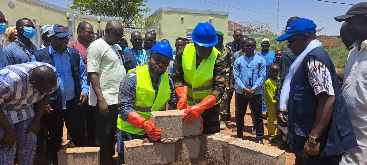 FAOBurkinaFaso's tweet photo. Région du Liptako : Visite du Représentant de la FAO

M. Ernest-Moise Mushekuru, Représentant de la @FAOBurkinaFaso, a effectué du 7 au 9 juillet 2026, une visite de terrain dans la région du Liptako en compagnie de ses plus proches collaborateurs . A son arrivée, il a rendu une visite de courtoisie au Gouverneur de la région, au premier vice-président de la délégation spéciale de la commune de Dori en présence des directeurs techniques au niveau régional.

Au cours de cette visite de terrain, le Représentant de la FAO et ses  collaborateurs, ont également rendu visite à une Association villageoise d'épargne et de crédit (AVEC). Cette rencontre a permis d'échanger avec les membres sur les activités de l'association, son rôle dans le renforcement de l'inclusion financière des communautés ainsi que sa contribution à l'amélioration des moyens d'existence des ménages. Le Représentant a salué l'engagement des membres et les a encouragés à poursuivre leurs efforts en faveur du développement économique local .

Le clou de son séjour a été le lancement officiel du projet TCP/BKF/4101 intitulé : "Amélioration de la filière lait dans la région du Liptako". La cérémonie a été présidée par le Gouverneur de la région . Elle a connu la participation massive des parties prenantes, y compris les bénéficiaires et les autorités régionales. Ce projet, financé par le Programme de Coopération Technique de la @FAO, vise à concilier la rentabilité, la santé et l'environnement dans un contexte de crise sécuritaire et de chocs climatiques.

À l'issue de la cérémonie, le Gouverneur et le Représentant de la FAO ont procédé à la pose de la première pierre de la ferme moderne ainsi qu'à la plantation d'arbres en signe d'engagement en faveur de la protection de l'environnement et de la pérennité du projet. A la fin de la cérémonie,
 une visite guidée de la laiterie Kosam Saye Seno a eu lieu.

 La visite de terrain s'est poursuivie au niveau de la mare de Dori, en cours de curage et le bas-fond rizicole de 40 hectares en préparation de mise en valeur. Sur ce bas-fond, une remise officielle d'intrants suivie d'échanges directs avec les bénéficiaires ont eu lieu. 

Pour terminer, une session d'échanges avec les partenaires de mise en oeuvre des interventions de la FAO a permis de cerner les défis et d'identifier les perspectives d'une meilleure collaboration.

Cette visite vient renforcer la collaboration déjà bonne entre la FAO et les autorités  de la région pour une meilleure prise en charge des besoins des populations en appui aux priorités nationales.
@onubf 
@FAOWestAfrica 
@TrueMushekuru