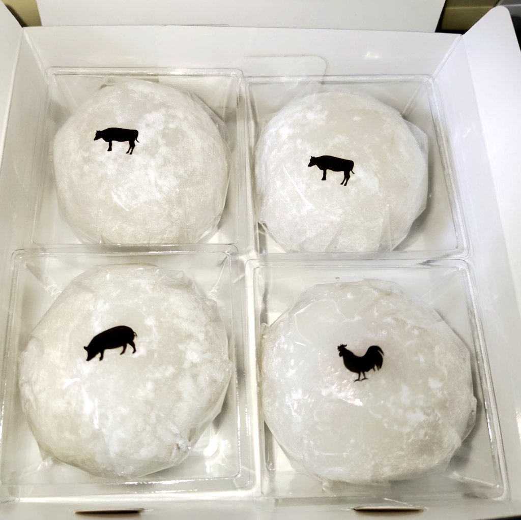 uruoi_chan's tweet photo. 先日 京都へ帰った際に「肉菓子」を買ったよ。
大福の中にお肉が入ってた。

味のイメージとしては肉まんを甘く柔らかくした感じ？
甘じょっぱさが美味しかった😋 https://t.co/Rv0EvCCbh0