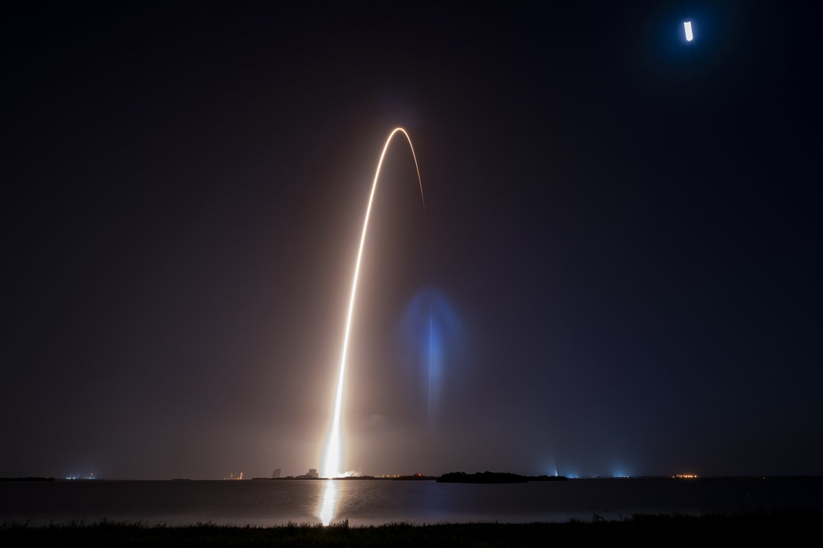 SpaceX's tweet photo. Falcon 9 launches 29 @Starlink satellites from Florida https://t.co/V43gOYs0up