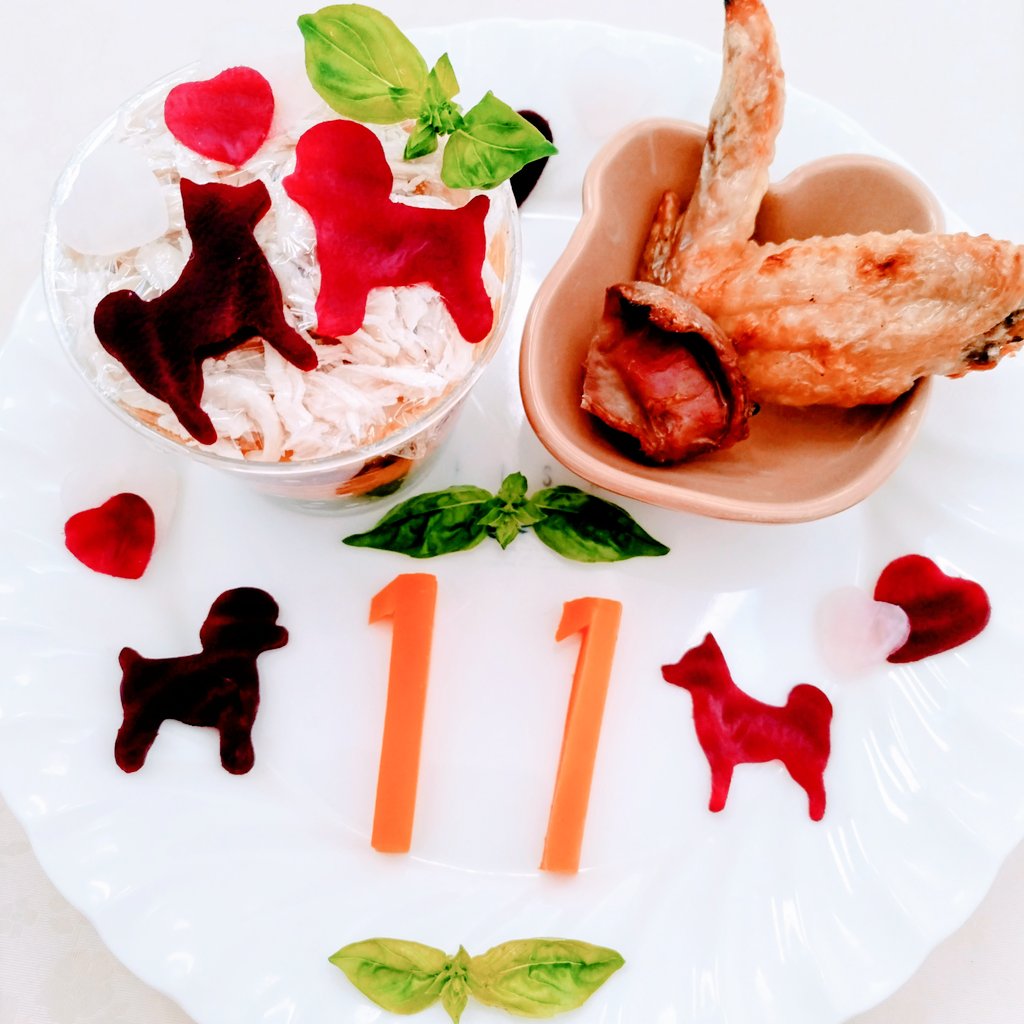 risa52x's tweet photo. 今日 7月9日は
愛犬𓃡 11歳の誕生日🎂

最近 寝てばっかりだけど…
長生きしてね💕

畑で採れた🥒🥔🫜🥕と
買ったカボチャや大根､🐔で
Birthday プレートを作って
みました❣️

#ウィペット  #中型犬
#サイトハウンド
#家庭菜園 https://t.co/RP9sjSb6Tn