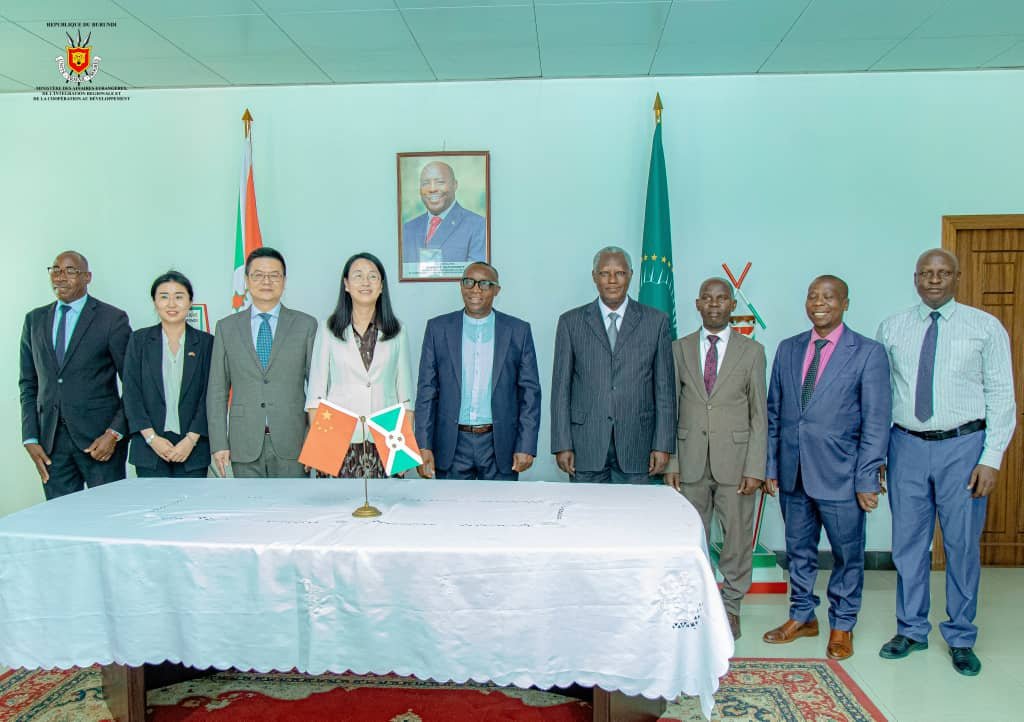 MagazineJimbere's tweet photo. 🇧🇮-🇨🇳 100 millions de ¥, c’est l’aide que la #Chine s’est engagée à accorder au #Burundi

📌 Cette aide est destinée à soutenir les efforts du Burundi en faveur de l'amélioration des conditions de vie de sa population, à contribuer au #financement de petits projets de #développement au profit des populations burundaises, en particulier des projets à impact communautaire, ainsi que la mise en œuvre de la Vision "Burundi pays émergent en 2040, et pays développé en 2060"

🔰 Après la signature de l'Accord de coopération au développement entre le @BurundiGov et le gouvernement de la République populaire de Chine, ce 08/06/2026, le Ministre @Edbiziman (@MAEBurundi) a indiqué que cette aide financière de 100 millions de yuans chinois (~43 milliards BIF) témoigne de l'excellence des relations d'amitié et de coopération entre le Burundi et la Chine. Le Ministre a annoncé que la Chine s’est également engagée à fournir une aide alimentaire destinée aux Burundais dans le besoin

✍️ Il a aussi souligné que la Chine s’est engagée à soutenir le Burundi dans l'accomplissement de la responsabilité d'assurer la présidence tournante de l'@_AfricanUnion

#Diplomacy #Jimbere