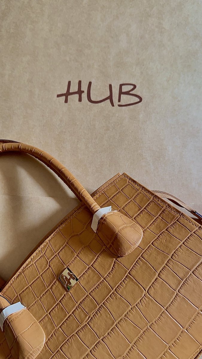 EmanJamil1's tweet photo. leather Bag  👜 @hub_official 

#iaminlove #iamobsessed #unboxing #asmr #hubleather #premiumquality #premiumleathergoods #hubleather #newbag #emanjamil https://t.co/Ux0JRho3i2