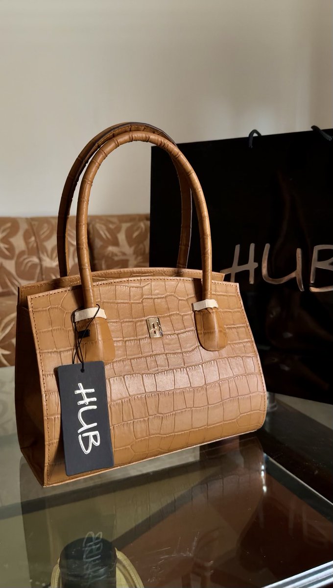 EmanJamil1's tweet photo. leather Bag  👜 @hub_official 

#iaminlove #iamobsessed #unboxing #asmr #hubleather #premiumquality #premiumleathergoods #hubleather #newbag #emanjamil https://t.co/Ux0JRho3i2