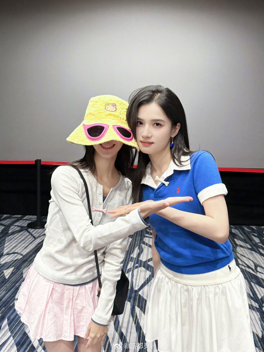 zzangjo2's tweet photo. 헐 추극단에 도령졔도 왔었나봐
정의 생일축하도 해주심 미녀들 우정 영원해~ https://t.co/zOlxPcisyQ
