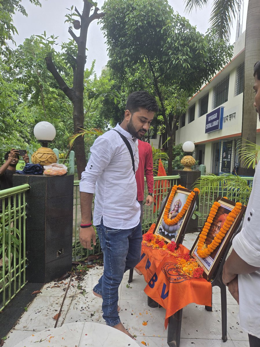 ABVPSouthMalda's tweet photo. অখিল ভারতীয় বিদ্যার্থী পরিষদ এর ৭৮ তম প্রতিষ্ঠা দিবস উপলক্ষে আজ গৌড় মহাবিদ্যালয় -এ ABVP এর পতাকা উত্তোলন করা হলো ।।
#abvputtarbanga
#abvpsouthmalda
#studentlife
#savecampus https://t.co/kCWKiCVC8v