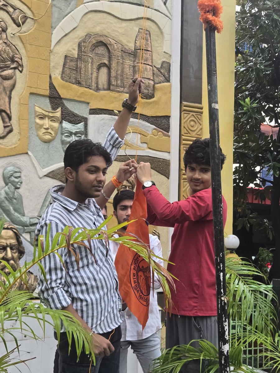 ABVPSouthMalda's tweet photo. অখিল ভারতীয় বিদ্যার্থী পরিষদ এর ৭৮ তম প্রতিষ্ঠা দিবস উপলক্ষে আজ গৌড় মহাবিদ্যালয় -এ ABVP এর পতাকা উত্তোলন করা হলো ।।
#abvputtarbanga
#abvpsouthmalda
#studentlife
#savecampus https://t.co/kCWKiCVC8v
