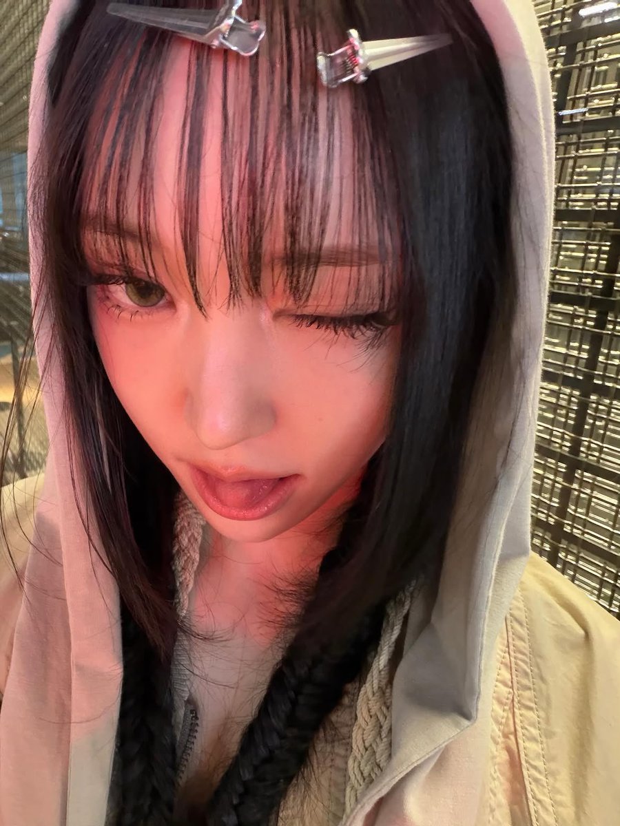 yougnseolee's tweet photo. hooded, hair clipped, looking cool enough for the night. what's missing is you in the same frame! https://t.co/sYZfoWLJ9Z