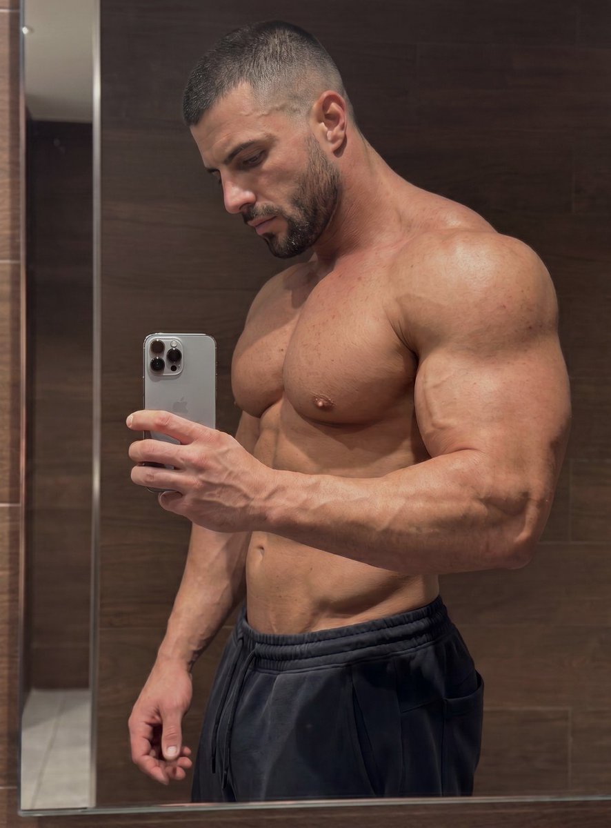 craigmodelfit's tweet photo. Woke up feeling restless and horny. Instead of leaving the bed, I stayed there and let my hands explore. What was supposed to be a quick morning turned much longer…https://t.co/SWgbjT2H8s https://t.co/FjumbOlSh8