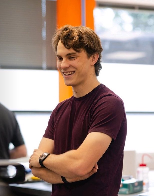 oscarists's tweet photo. whatever he’s doing with his hair he needs to keep doing it https://t.co/DkKag90J79