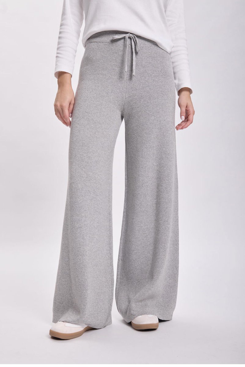 hereuge's tweet photo. Me compré un pantalón tipo asi y no se con que ponermelo sin que parezca que estoy de pijama por que son todas cool menos yo https://t.co/sU1EhhVp2b