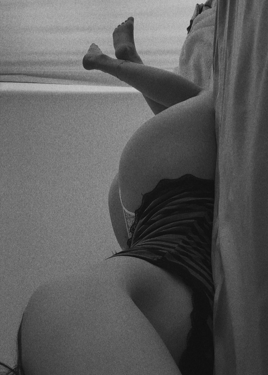 LexiAdoresYou's tweet photo. You said you needed a new pillow… https://t.co/huPVsE1RoU