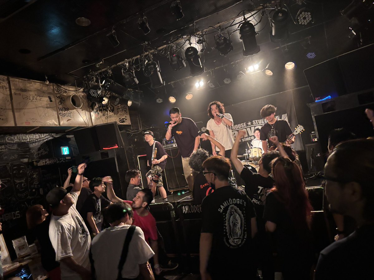 gsm1jW3S6ulvgzC's tweet photo. 30th Anniversary Tour
SAMLÖDGE’S LIVE
初見…熱いステージでした💥
乗せ方がハンパない!!
#SIVIL
#vanvanV4 https://t.co/QBeyRHjv75