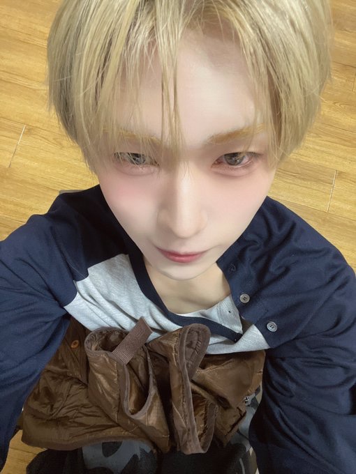 cherry_senyan's tweet photo. 이 옷 너무 잘 어울리고 예쁨
손민수 하고싶다 https://t.co/63QzRf9nfz