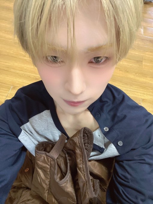 cherry_senyan's tweet photo. 이 옷 너무 잘 어울리고 예쁨
손민수 하고싶다 https://t.co/63QzRf9nfz