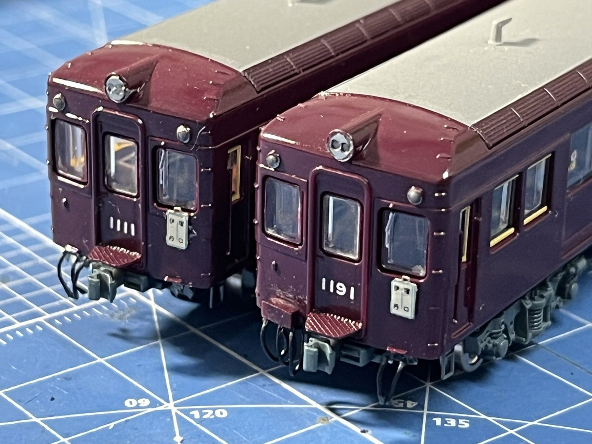 danmont200's tweet photo. 先日こさえた伊丹線用の看板を、10年以上前に手掛けた鉄コレ1010系と810系に装着しました。

80年代…私が小学生時代に伊丹線で走っていた姿です。810系の旧看板は既に淘汰されてたかなぁ。。 https://t.co/UeHANt8Hju