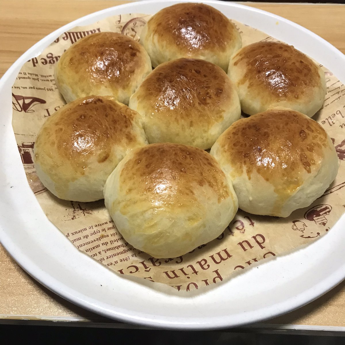 LL_958's tweet photo. 人生初のパン作りしてみた。
思っていたより上手く焼けた😋 https://t.co/Fzxy5Yvm6M