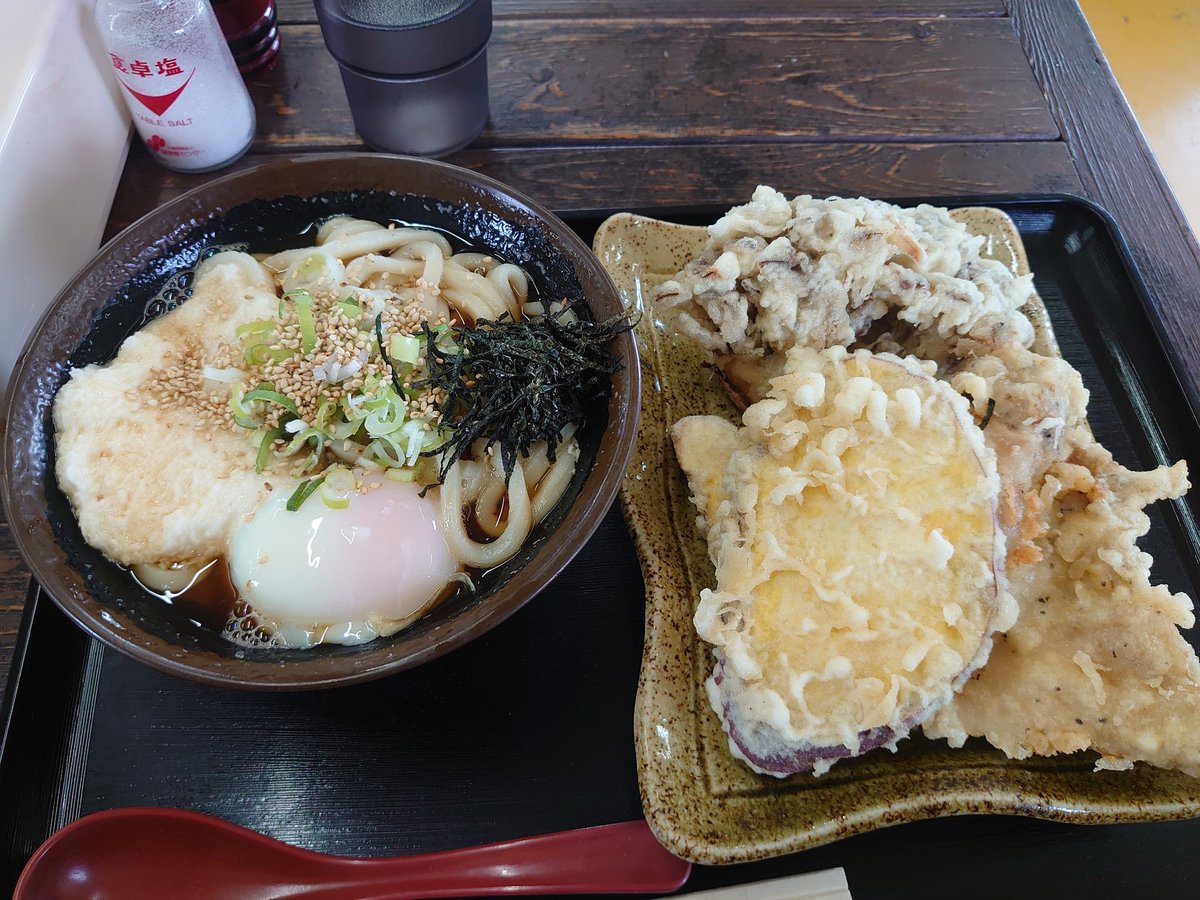 yk_vgom20's tweet photo. 今日はかばと製麺所へ🚗
美味しそうな天ぷらがたくさんあって、迷った！うどんも天ぷらも美味しくて食べ過ぎてしまったよ😋
土日はめちゃ行列らしいから平日にいつか行こうとずっと思っててやっと行けた！平日でも並んでて…私もなんだかんだで40分くらい並んだよ💦 https://t.co/QyG5Gs99fv
