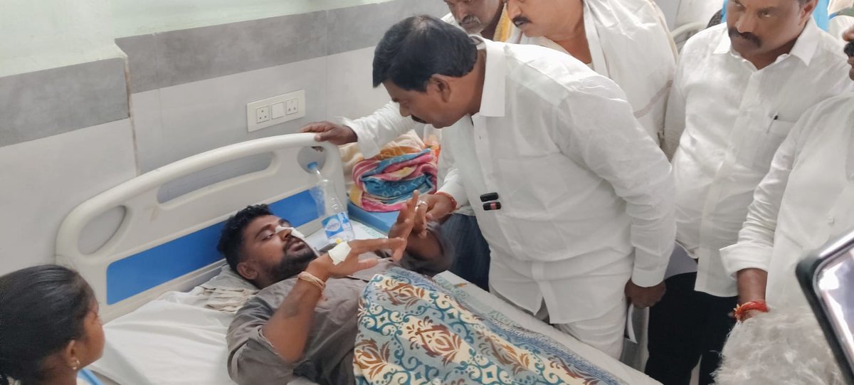 YSRCParty's tweet photo. హద్దులు దాటుతున్న పోలీసుల తీరు, రెడ్ బుక్ రాజ్యాంగం అండతో ఏకపక్షంగా వ్యవహరిస్తున్న పోలీసులు. రాష్ట్రంలో అసలు పాలన ఏం జరుగుతుందో తెలుసా చంద్రబాబు? : ఆలూరు ఎమ్మెల్యే శ్రీ బుసినే విరుపాక్షి గారు 

కర్నూలు జిల్లా ఆలూరు నియోజకవర్గం ఆస్పరి మండల కేంద్రంలో ఆస్పరి సీఐ వేధింపులు తాళలేక పురుగుల మందు తాగి ఆత్మహత్యాయత్నానికి పాల్పడి ఆదోని ప్రభుత్వ ఆసుపత్రిలో చికిత్స పొందుతున్న హనుమంతరెడ్డిని పరామర్శించిన ఆలూరు ఎమ్మెల్యే శ్రీ బుసినే విరుపాక్షి గారు

అనంతరం అక్కడ ఏర్పాటు చేసిన మీడియా ప్రతినిధుల సమావేశంలో నాయకులు కార్యకర్తలతో కలిసి ఎమ్మెల్యే శ్రీ బుసినే విరుపాక్షి గారు మాట్లాడుతూ..రాష్ట్రంలో పోలీసు వ్యవస్థ భ్రష్టు పట్టిందని, ఈరోజు  ఆస్పరి మండలంలో అధికారంలో ఉన్న తెలుగుదేశం నాయకుల  కళ్ళల్లో ఆనందం చూడడం కోసమే వేధింపులు చేసిన ఆస్పరి సిఐ శ్రీనివాస్ నాయక్. కృష్ణలంకలో ఒక వ్యక్తిని లాకప్ డెత్ చేసిన మాదిరిగా హనుమంతరెడ్డిని కూడా లాకప్ డెత్ చేయడానికి సీఐ శ్రీనివాస్ నాయక్ ప్రయత్నించాడని అదృష్టవశాత్తు హనుమంతరెడ్డి ప్రాణాలతో బయటపడ్డాడని.. సీఐ శ్రీనివాస నాయక్ ని నిలదీసిన మహిళలపై కూడా ఎటువంటి కారణం లేకుండా సీఐ దాడికి తెగబడం ఇప్పుడు రాష్ట్రంలో ఉన్న నిరంకుశ పాలనకు, దారుణ పరిస్థితికి నిదర్శనం అని అన్నారు. హనుమంతరెడ్డి యొక్క ఆత్మహత్యాయత్నానికి కారణమైన సీఐ శ్రీనివాస్ నాయక్, కానిస్టేబుల్ లను  వదిలే ప్రసక్తే లేదని చట్టపరమైన చర్యలు తీసుకోవాలని తీసుకునే వరకు వైయస్ఆర్ కాంగ్రెస్ పార్టీ పోరాడుతుందని ఎమ్మెల్యే విరుపాక్షి గారు అన్నారు

ఈ కార్యక్రమంలో మండల కన్వీనర్, రాష్ట్ర జిల్లా కమిటీ సభ్యులు, నియోజకవర్గ వైయస్ఆర్ కాంగ్రెస్ పార్టీ నాయకులు, కార్యకర్తలు, పార్టీ అనుబంధ విభాగాల సభ్యులు పాల్గొన్నారు.