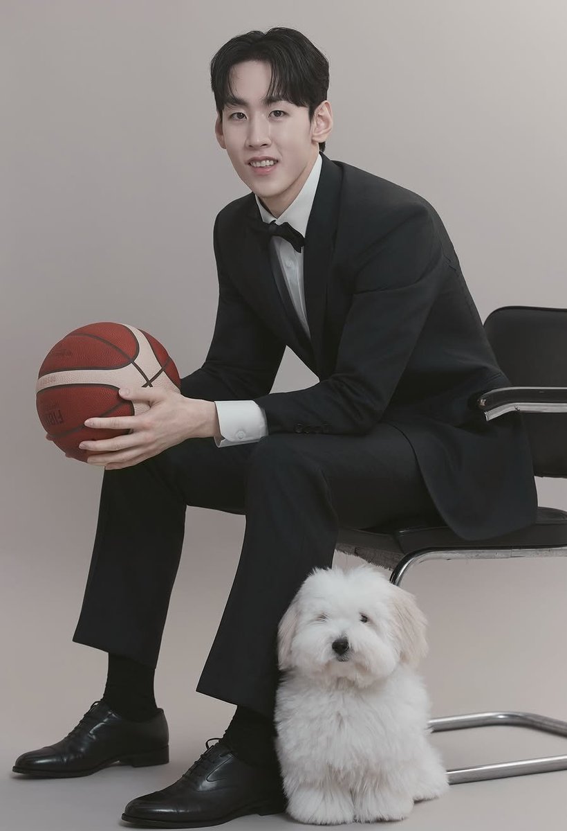 prom_with_bb's tweet photo. 새신랑 인물났다 맹꾸도 아빠한테 딱 붙은거 진심 졸귀 https://t.co/mlTBStrjNK