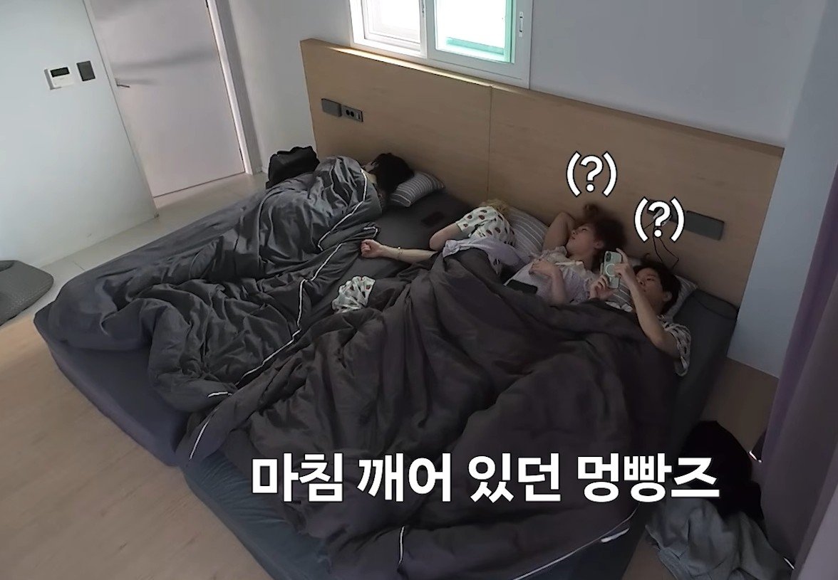 rsvnhj_mee's tweet photo. ห้องนี้นอนกันสี่คน แต่เหมือนฮยอนจินนอนเตียงเดี่ยวอะ ส่วนอีกสามคนใช้ผ้าห่มผืนเดียวกัน หมอนก็มีสองใบ เอ็นดูอ่า https://t.co/JFjG88gYk3