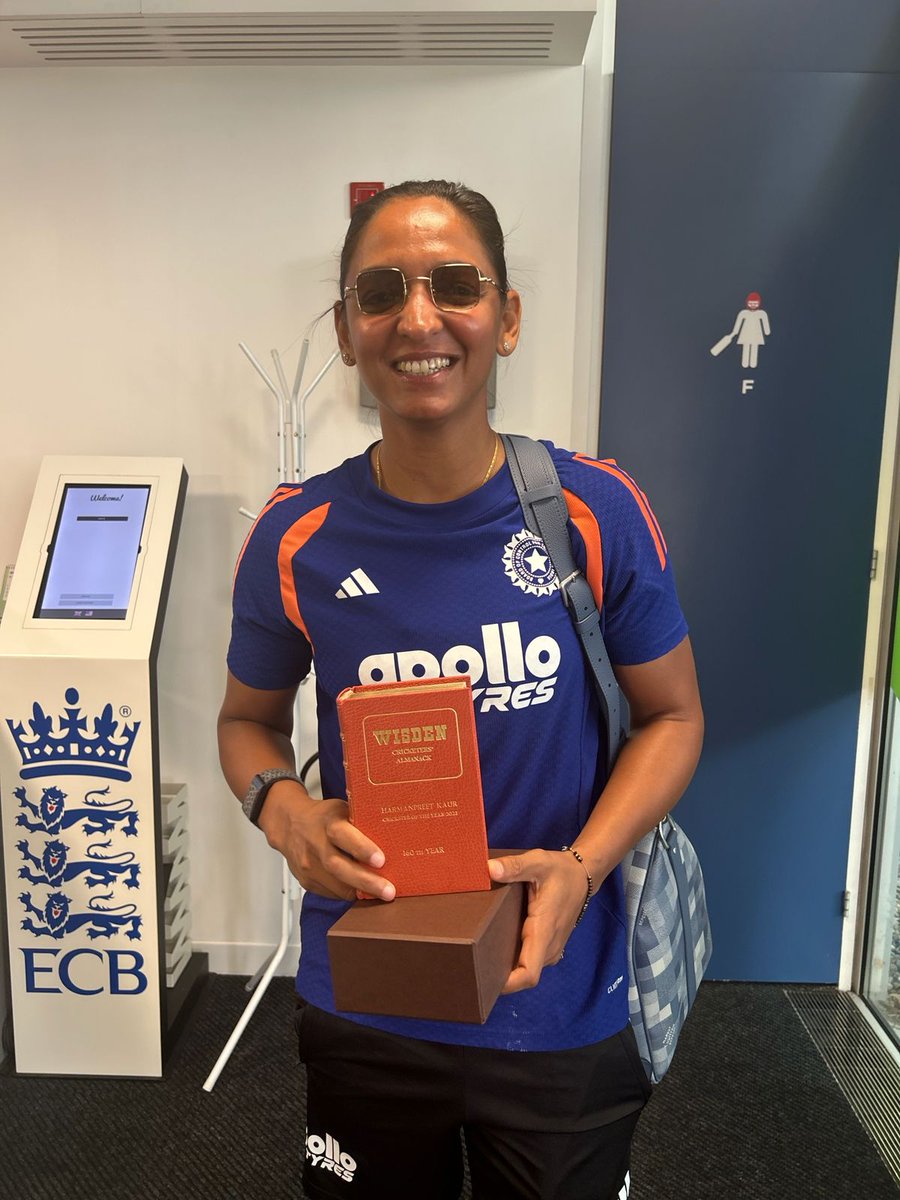 WisdenAlmanack's tweet photo. Harmanpreet Kaur finally has her leatherbound Wisden, after being named one of the Five Cricketers of the Year in 2023 (with thanks to @ghosh_annesha). https://t.co/bWzn5KuR8Q