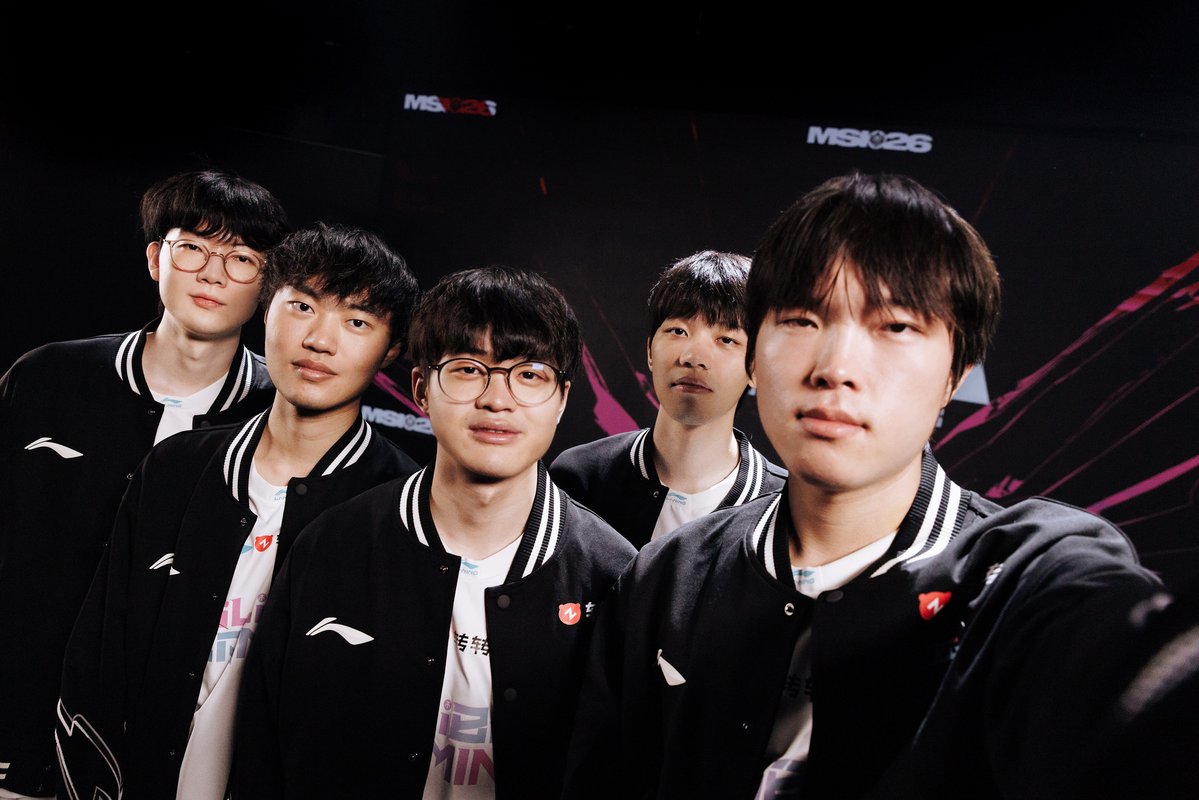 ilhadaslendas's tweet photo. A BLG É A PRIMEIRA FINALISTA DO MSI!

A equipe chinesa venceu a HLE por 3x1 na final Upper e garantiu vaga na decisão.

Agora, a Hanwha Life aguarda o vencedor de LYON x G2 para definir quem será o segundo finalista. https://t.co/H1gWiIaIwe