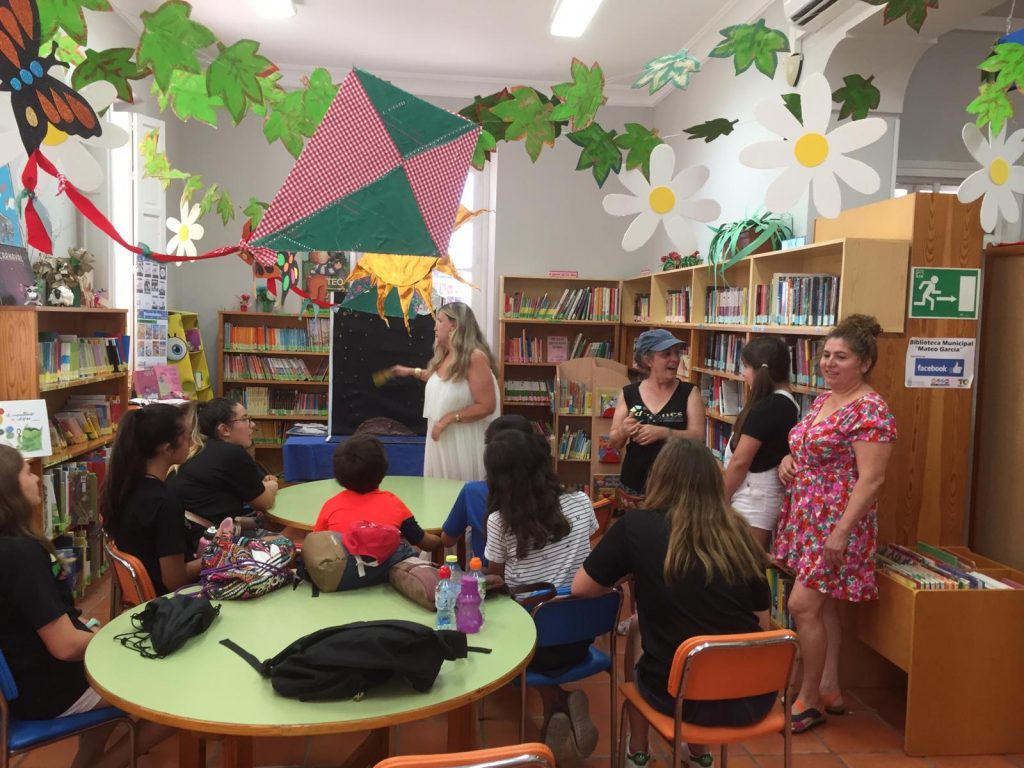brmu's tweet photo. Nuevas recomendaciones desde las bibliotecas de la #RegióndeMurcia con #LaBibliotecaDesdeTuSofá de @ORMurcia

#Totana - Isabel Román https://t.co/m76Ilbd2HL 

#Abanilla - Inmaculada Lucas https://t.co/0nQAb9ZGCl

Cada jueves a las 12:30 en directo en @MiradorORM de Onda Regional de Murcia, nuevas recomendaciones desde las bibliotecas de la Región de Murcia

 #Podcasts disponibles en la web de @ORMurcia @BRMU, apartado Conócenos > Recomendaciones