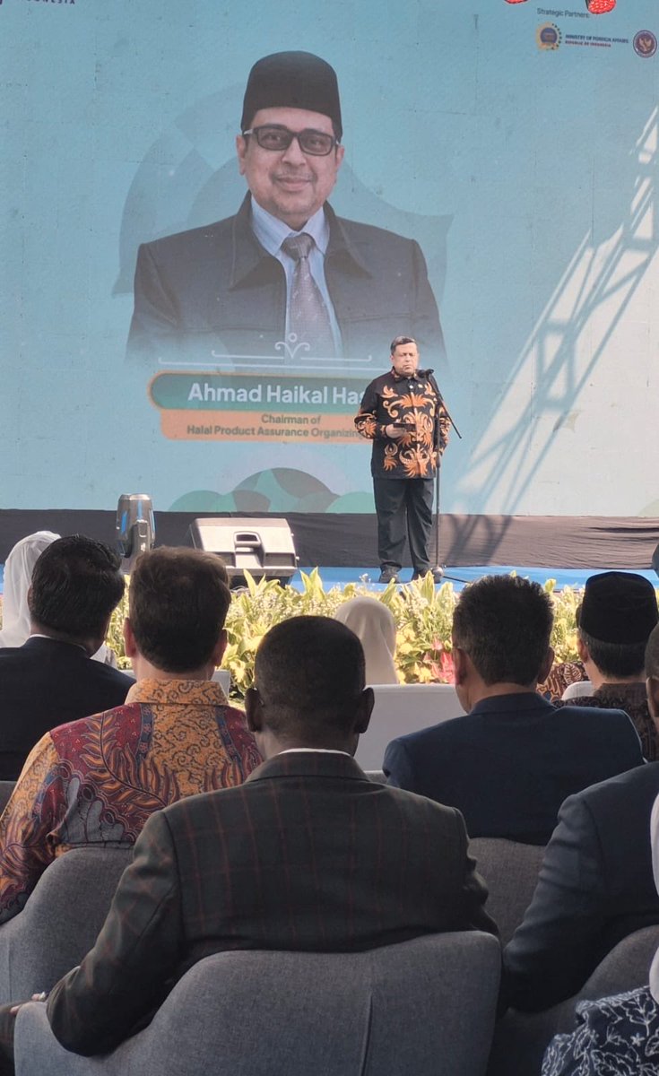 YemenEmbJkt's tweet photo. شارك سعادة السفير سالم أحمد بلفقيه، صباح يوم الأربعاء الموافق 8 يوليو 2026م، في مراسم افتتاح معرض الحلال الإندونيسي لدول مجموعة الثماني الإسلامية النامية D-8 Halal Expo Indonesia 2026، الذي أُقيم في استاد التنس الداخلي بسِنَايان في العاصمة جاكرتا، بدعوة من وزارة الخارجية الإندونيسية.

وشهدت مراسم الافتتاح حضور عدد من كبار المسؤولين الإندونيسيين، ورؤساء وأعضاء البعثات الدبلوماسية المعتمدة لدى جمهورية إندونيسيا، إلى جانب ممثلين عن الجهات الاقتصادية والاستثمارية المعنية بقطاع الحلال.

وتأتي الفعالية ضمن برامج رئاسة جمهورية إندونيسيا لمجموعة الدول الثماني الإسلامية النامية D-8 للفترة 2026–2027، وتهدف إلى جمع رجال الأعمال والمستثمرين والجمعيات والجهات المعنية وصنّاع القرار من الدول الأعضاء وشركائها، بما يسهم في تعزيز التعاون في قطاع منتجات الحلال والاقتصاد الإسلامي.

وتكتسب مشاركة السفارة في هذه الفعالية أهمية خاصة في ضوء الترتيبات الجارية لتعزيز التعاون اليمني–الإندونيسي في مجالات منتجات الحلال والتبادل التجاري، بما في ذلك التحضير لتوقيع مذكرة تفاهم بين الجانبين، والاستعداد للمشاركة اليمنية الرسمية الأولى في المعرض المقرر إقامته خلال شهر نوفمبر المقبل، بما يتيح إبراز المنتجات اليمنية وفتح آفاق أوسع للتعاون مع الجهات الإندونيسية ذات الصلة.