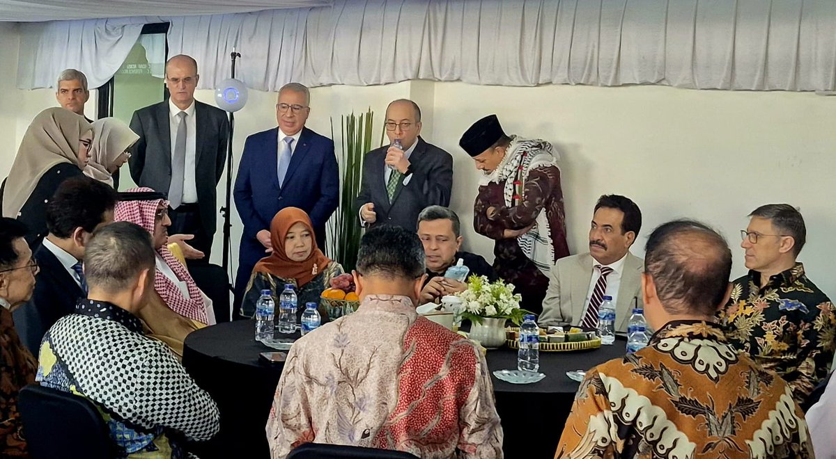 YemenEmbJkt's tweet photo. شارك سعادة السفير سالم أحمد بلفقيه، صباح يوم الأربعاء الموافق 8 يوليو 2026م، في مراسم افتتاح معرض الحلال الإندونيسي لدول مجموعة الثماني الإسلامية النامية D-8 Halal Expo Indonesia 2026، الذي أُقيم في استاد التنس الداخلي بسِنَايان في العاصمة جاكرتا، بدعوة من وزارة الخارجية الإندونيسية.

وشهدت مراسم الافتتاح حضور عدد من كبار المسؤولين الإندونيسيين، ورؤساء وأعضاء البعثات الدبلوماسية المعتمدة لدى جمهورية إندونيسيا، إلى جانب ممثلين عن الجهات الاقتصادية والاستثمارية المعنية بقطاع الحلال.

وتأتي الفعالية ضمن برامج رئاسة جمهورية إندونيسيا لمجموعة الدول الثماني الإسلامية النامية D-8 للفترة 2026–2027، وتهدف إلى جمع رجال الأعمال والمستثمرين والجمعيات والجهات المعنية وصنّاع القرار من الدول الأعضاء وشركائها، بما يسهم في تعزيز التعاون في قطاع منتجات الحلال والاقتصاد الإسلامي.

وتكتسب مشاركة السفارة في هذه الفعالية أهمية خاصة في ضوء الترتيبات الجارية لتعزيز التعاون اليمني–الإندونيسي في مجالات منتجات الحلال والتبادل التجاري، بما في ذلك التحضير لتوقيع مذكرة تفاهم بين الجانبين، والاستعداد للمشاركة اليمنية الرسمية الأولى في المعرض المقرر إقامته خلال شهر نوفمبر المقبل، بما يتيح إبراز المنتجات اليمنية وفتح آفاق أوسع للتعاون مع الجهات الإندونيسية ذات الصلة.
