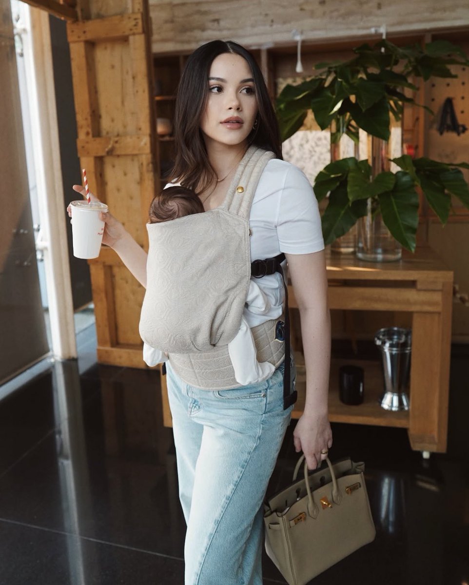 insidefolkative's tweet photo. Potret Alyssa Daguise dan Baby Soso jalan-jalan hari ini. https://t.co/BE1PHQbaou