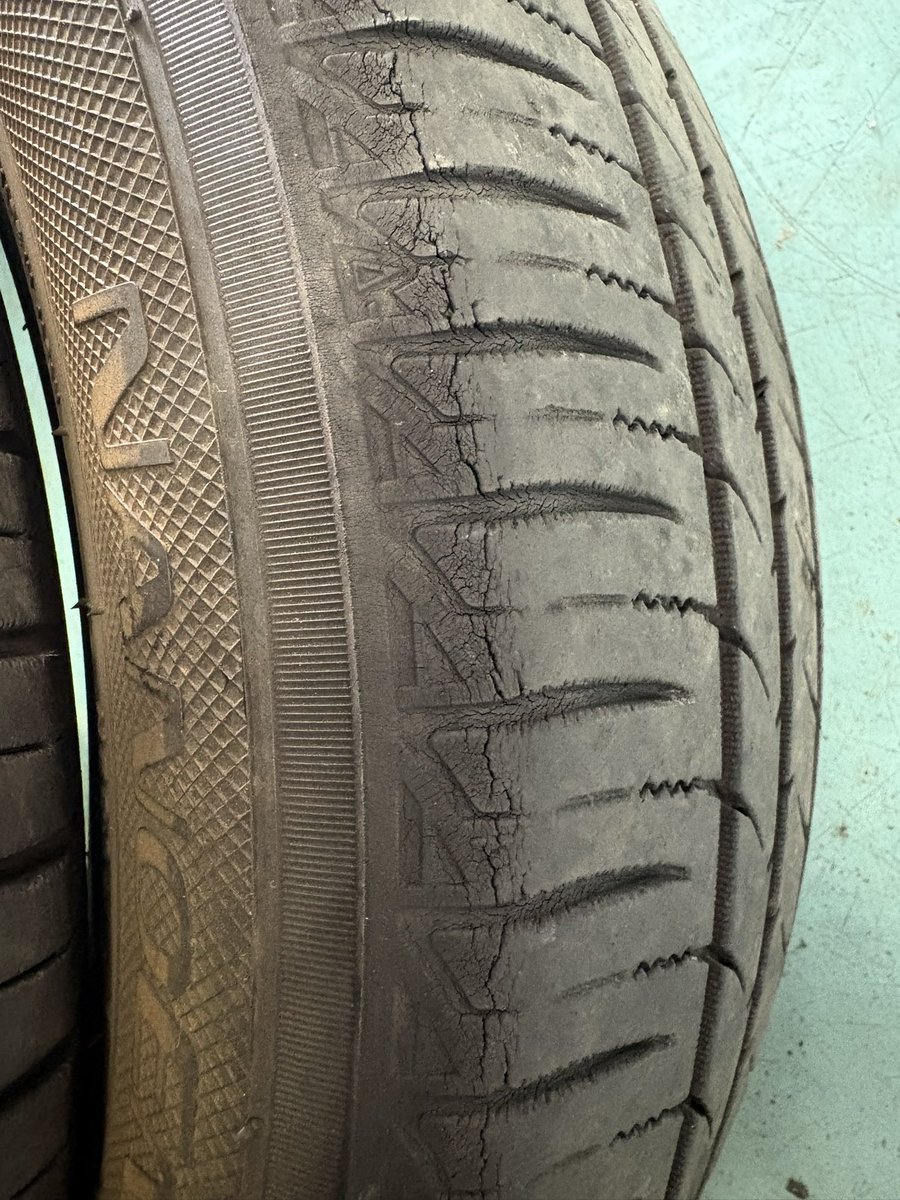 Best_R_GTR's tweet photo. 車検整備 アクア
エンジンオイル
オイルエレメント
ブレーキフルード
冷却水 交換
タイヤがヒビが多数ありましたので
交換です
TOYO ナノエナジー3PLUS になります
国産各メーカータイヤ取り扱いあります
お気軽にご相談下さい
#アクア
#NHP10
#GTR専門店
#bestr https://t.co/Wgjp7mbsUU