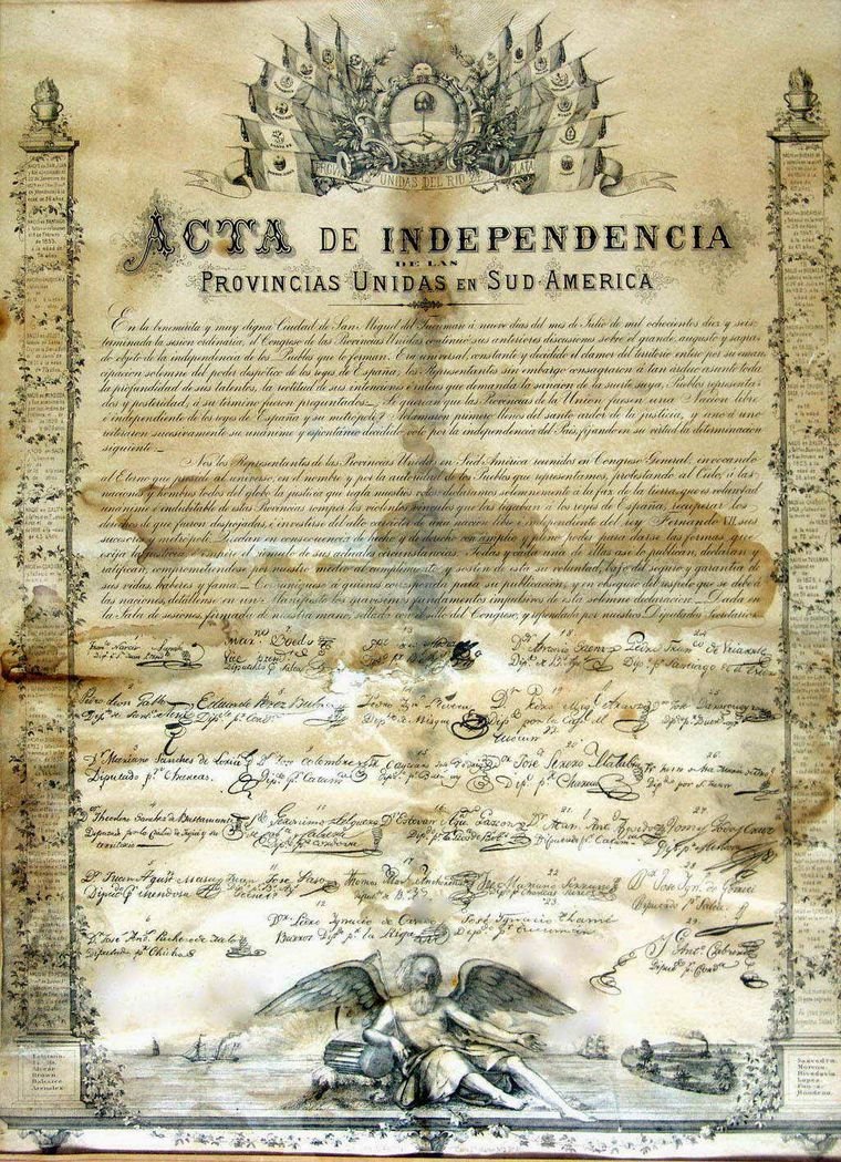 AleCiroAlvarez's tweet photo. Gral. José de San Martín en carta a Tomás Godoy:
"¡Hasta cuándo esperamos declarar nuestra independencia! No le parece a usted una cosa bien ridícula, acuñar moneda, tener el pabellón y cucarda nacional y por último hacer la guerra al soberano de quien en el día se cree dependemos. ¿Qué nos falta más que decirlo? Por otra parte, ¿qué relaciones podremos emprender cuando estamos a pupilo? Los enemigos (y con mucha razón) nos tratan de insurgentes, pues nos declaramos vasallos. Esté usted seguro que nadie nos auxiliará en tal situación, y por otra parte el sistema ganaría un 50 por ciento con tal paso. Ánimo, que para los hombres de coraje se han hecho las empresas. Veamos claro, mi amigo; si no se hace, el congreso es nulo en todas sus partes, porque reasumiendo éste la soberanía, es una usurpación que se hace al que se cree verdadero, es decir, a Fernandito.[...]"
Feliz 9 de julio!!
Viva la Patria!!!