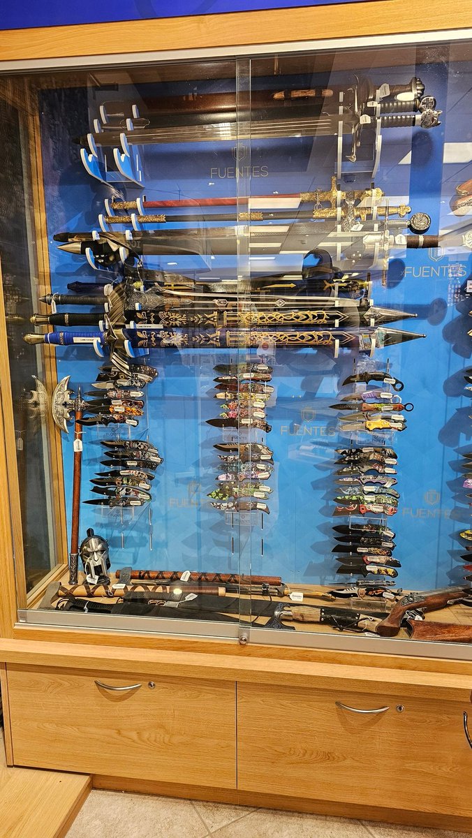 alex_fcdpi's tweet photo. Mont Saint Michel. La sécurité m'a cassé les couilles car j'ai toujours un EDC sur moi, dont un Leatherman. Et, dans les boutiques, ils vendent ça.
La cohérence svp https://t.co/Kj820hr2E2