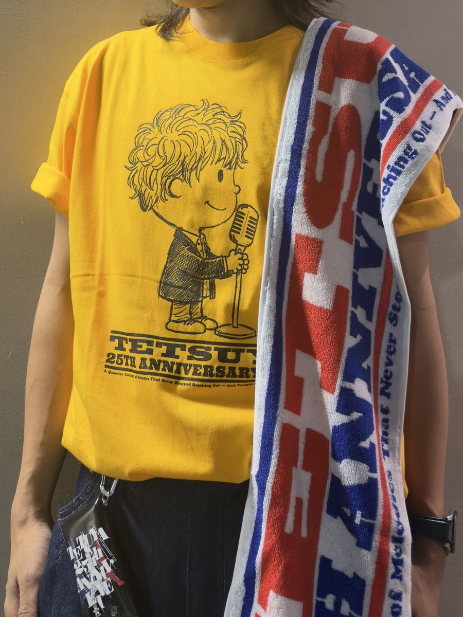 TETSUYA_STAFF's tweet photo. TETSUYA 25th ANNIVERSARY LIVEオフィシャルグッズのご紹介❣️

◻︎TETSUYA mascot tee(M,L,XL)¥4,200-

鮮やかなイエローが目を引く✨25周年記念Tシャツ🎤
TETSUYAのマスコットイラストが
描かれた、記念にぴったりのキュートな一枚です。

(model:167㎝)
XL size 着用

◻︎ジャガードマフラータオル
¥2,800-

赤・白・紺のトリコロールを基調とした
ジャガードマフラータオル‼︎
ふんわりとした肌触りで
使うたびに心地よさを感じられる一枚です。

◻︎LOGOクリアマルチケース
¥1,200-

透明感のあるクリア素材に
ロゴを配したマルチケース‼︎
チケットやアクセサリー収納など
ライヴ当日から普段使いまで大活躍です✨

▼グッズラインナップ、予約はこちら
https://t.co/4htkuKL5Lr

#TETSUYA
#25thANNIVERSARY
#何があっても